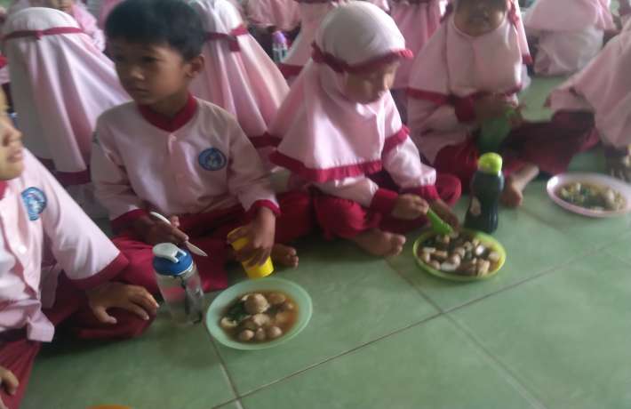 Pemberian Makanan Tambahan Oktober menu Lontong Bakso dan Semangka