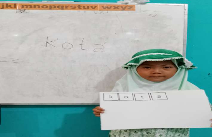 Kegiatan Menggunting dan Menyusun Huruf menjadi kata kOTA